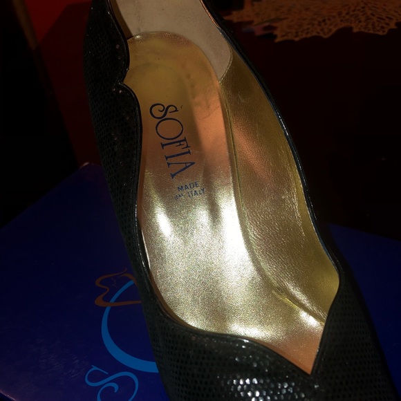 Sofia Italy Designer Black Pumps - Picture 2 of 4